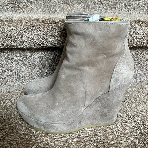 Gucci Women's Nude Suede 'GG' Logo Wedge Ankle Zip-Up Booties. - Picture 12 of 16